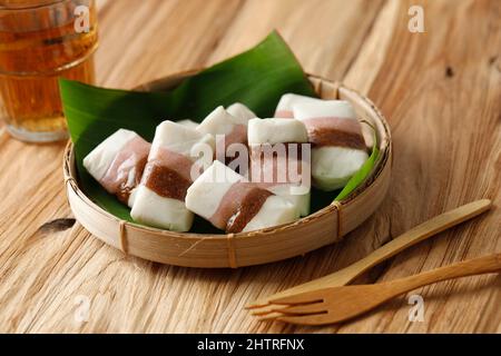 Getuk Tigna Warna ou Getuk Trio, en-cas javanais traditionnel sucré de Magelang. Un mélange de manioc et de noix de coco, servi sur une plaque de bambou. Banque D'Images