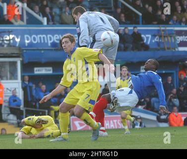 PORTSMOUTH V GILLINGHAM YAKUBU EST EN CONFLIT AVEC LE GARDIEN DE BUT DE GILLINGHAM STEVE BANKS. PIC MIKE WALKER, 2005 Banque D'Images