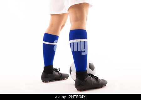 Coupe basse de jeune femme biracial avec ballon de football debout sur fond blanc Banque D'Images