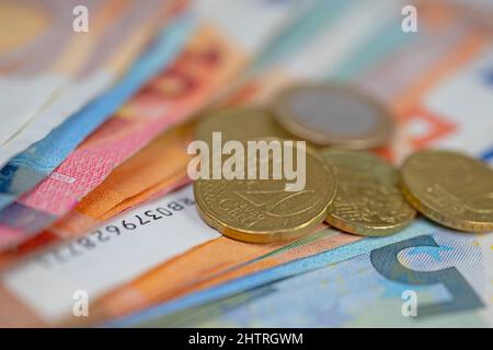 Billets et pièces en euros en gros plan Banque D'Images