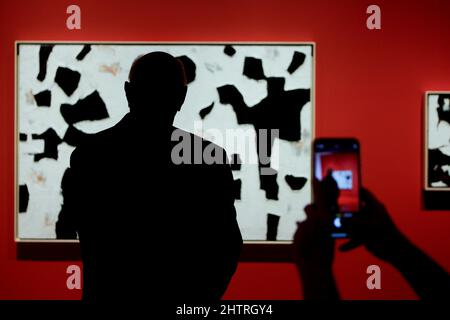 Michael J. Audain est vu devant l'un des huit tableaux de Paul-Emile Borduas qu'il a offert au Musée national des Beaux-Arts du Québec (MNBAQ) au palais de justice de Québec le mercredi 23 février 2022. Banque D'Images