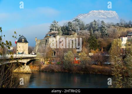 Vue sur les collines de Grenoble avec portes de France Banque D'Images