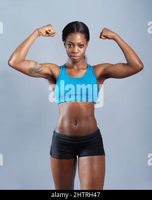 Young African American Woman flexing biceps isolé sur fond noir Photo Stock  - Alamy