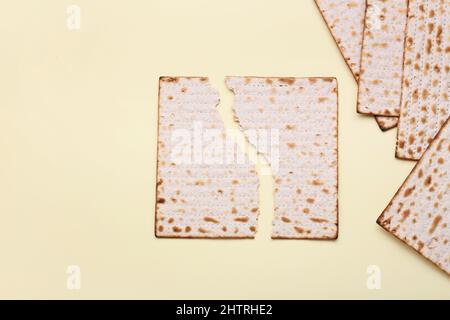 matza à pain plat juif pour la Pâque sur fond jaune Banque D'Images