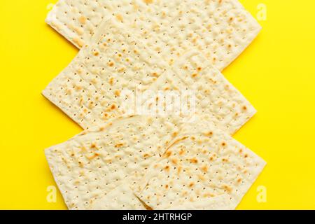 matza à pain plat juif pour la Pâque sur fond jaune Banque D'Images