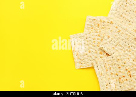 matza à pain plat juif pour la Pâque sur fond jaune Banque D'Images