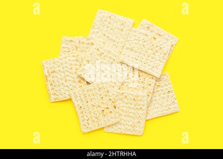 matza à pain plat juif pour la Pâque sur fond jaune Banque D'Images