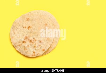 matza à pain plat juif pour la Pâque sur fond jaune Banque D'Images