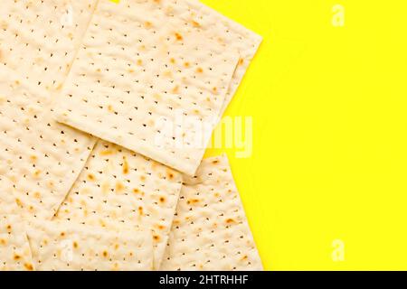 matza à pain plat juif pour la Pâque sur fond jaune Banque D'Images