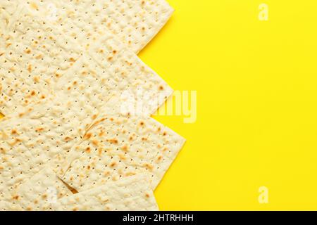 matza à pain plat juif pour la Pâque sur fond jaune Banque D'Images