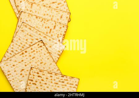 matza à pain plat juif pour la Pâque sur fond jaune Banque D'Images