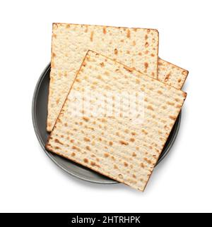 Assiette avec pain plat juif matza pour la Pâque sur fond blanc Banque D'Images