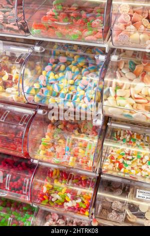 Cueillez et mélangez les bonbons dans un rangement en plastique Banque D'Images