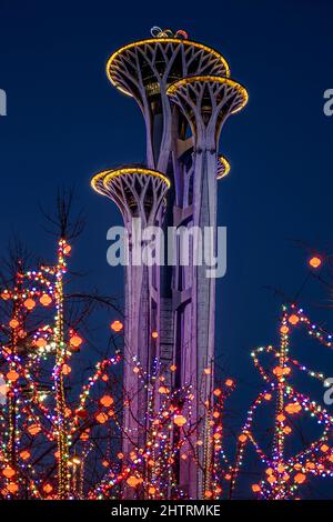 Pékin, Hebei, Chine. 2nd mars 2022. Tour de Beijing, illuminée pour les Jeux paralympiques de 2022 à Beijing le 2 mars 2022. (Image de crédit : © Mark Edward Harris/ZUMA Press Wire) Banque D'Images