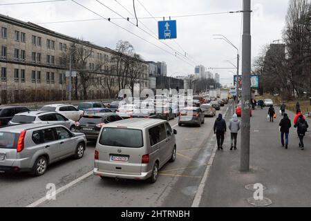 Kiev, Ukraine. 24th févr. 2022. Les Ukrainiens sont évacués de la capitale, Kiev, lors du bombardement par les troupes russes.a l'aube du 24 février 2022, la Russie a lancé une invasion à grande échelle en Ukraine. Les maisons et les hôpitaux civils ont été détruits par l'action militaire russe qui a fait de nombreuses personnes sans abri. Crédit : SOPA Images Limited/Alamy Live News Banque D'Images