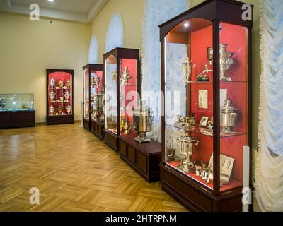 Tula, Russie - 04 janvier 2021 : vitrines de divers samovars et ustensiles, Musée Tula Samovars, Tula Banque D'Images