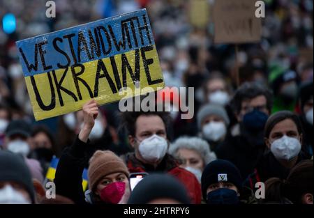 Munich, Allemagne. 02nd mars 2022. Des manifestants protestent contre la guerre en Ukraine sur Königsplatz sous le slogan "paix en Europe, solidarité avec l'Ukraine". Credit: Sven Hoppe/dpa/Alay Live News Banque D'Images