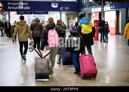 Munich, Allemagne. 02nd mars 2022. Une famille ukrainienne est accompagnée d'un assistant parlant ukrainien (r) depuis un point d'information à la gare principale de Munich pour les réfugiés ukrainiens jusqu'à l'enregistrement dans un centre d'arrivée. Les réfugiés de guerre sont soutenus au point d'arrivée central par Caritas, la ville de Munich et le réseau "Bienvenue à Munich" avec de nombreux volontaires. Credit: Matthias balk/dpa/Alay Live News Banque D'Images