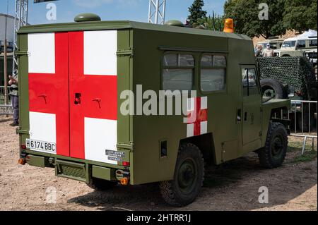 Gros plan de l'ambulance militaire Land Rover Santana Ligero garée sur le terrain de Barcelone Banque D'Images