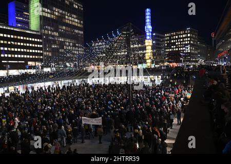 Stockholm, Suède. 02nd mars 2022. Les manifestants tiennent des pancartes et des banderoles ukrainiennes lors d'une manifestation pour protester contre l'invasion russe de l'Ukraine, sur la place Sergel, dans le centre de Stockholm, en Suède, le 03 mars 2022. L'obélisque en verre au carré est éclairé en bleu et jaune ukrainien. Photo: Fredrik Sandberg/TT/code 10080 crédit: TT News Agency/Alay Live News Banque D'Images