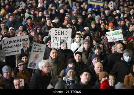 Stockholm, Suède. 02nd mars 2022. Les manifestants tiennent des pancartes et des banderoles ukrainiennes lors d'une manifestation pour protester contre l'invasion russe de l'Ukraine, sur la place Sergel, dans le centre de Stockholm, en Suède, le 03 mars 2022. Photo: Fredrik Sandberg/TT/code 10080 crédit: TT News Agency/Alay Live News Banque D'Images