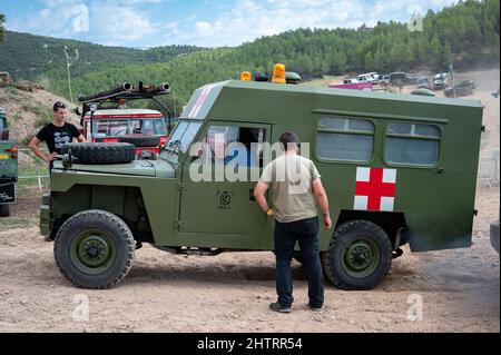 Photo de l'ambulance militaire Land Rover Santana Ligero et des hommes qui la regardent à Barcelone Banque D'Images