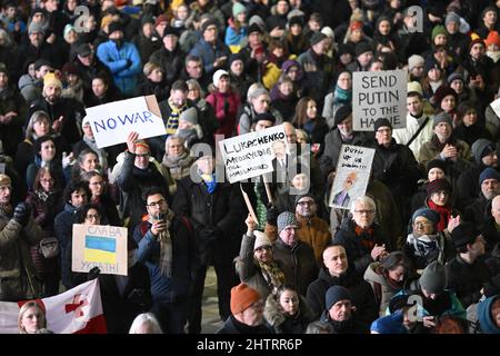 Stockholm, Suède. 02nd mars 2022. Les manifestants tiennent des pancartes et des banderoles ukrainiennes lors d'une manifestation pour protester contre l'invasion russe de l'Ukraine, sur la place Sergel, dans le centre de Stockholm, en Suède, le 03 mars 2022. Photo: Fredrik Sandberg/TT/code 10080 crédit: TT News Agency/Alay Live News Banque D'Images