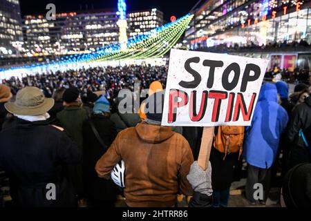 Stockholm, Suède. 02nd mars 2022. Les manifestants tiennent des pancartes et des banderoles ukrainiennes lors d'une manifestation pour protester contre l'invasion russe de l'Ukraine, sur la place Sergel, dans le centre de Stockholm, en Suède, le 03 mars 2022. Photo: Fredrik Sandberg/TT/code 10080 crédit: TT News Agency/Alay Live News Banque D'Images