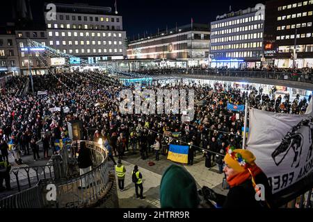 Stockholm, Suède. 02nd mars 2022. Les manifestants tiennent des pancartes et des banderoles ukrainiennes lors d'une manifestation pour protester contre l'invasion russe de l'Ukraine, sur la place Sergel, dans le centre de Stockholm, en Suède, le 03 mars 2022. Photo: Fredrik Sandberg/TT/code 10080 crédit: TT News Agency/Alay Live News Banque D'Images