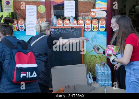 Madrid, Espagne. 02nd mars 2022. Des volontaires organisent des aliments, des médicaments et des vêtements donnés pour l'Ukraine dans des boîtes à l'Ukramarket. (Photo par Fer Capdepon Arroyo/Pacific Press/Sipa USA) crédit: SIPA USA/Alamy Live News Banque D'Images