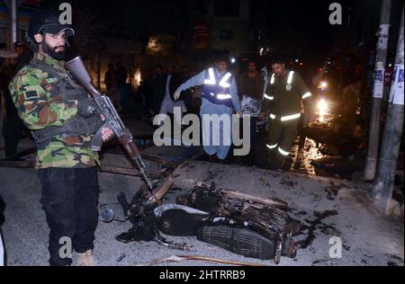 Vue du lieu pendant que les responsables de la sécurité sont à l'extérieur du site pour les opérations d'inspection et de sauvetage est en cours après un coup de théâtre situé sur la route Fatima Jinnah à Quetta, le mercredi 02 mars 2022. Au moins 25 personnes ont été blessées et deux personnes ont été tuées après une explosion sur la route Fatima Jinnah de Quetta. L'explosion a eu lieu près d'un mobile de police et, peu après l'explosion, des magasins à proximité ont pris feu. L'Inspecteur général adjoint (DIG) Quetta a confirmé qu'une personne avait été tuée dans l'explosion alors que plus de 10 personnes avaient été blessées. Banque D'Images