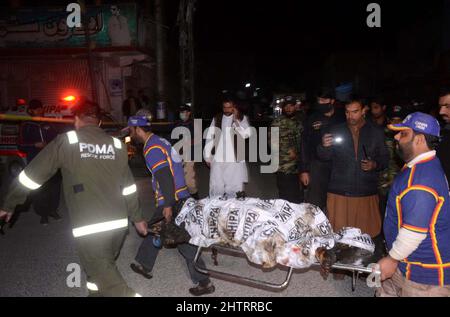 Vue du lieu pendant que les responsables de la sécurité sont à l'extérieur du site pour les opérations d'inspection et de sauvetage est en cours après un coup de théâtre situé sur la route Fatima Jinnah à Quetta, le mercredi 02 mars 2022. Au moins 25 personnes ont été blessées et deux personnes ont été tuées après une explosion sur la route Fatima Jinnah de Quetta. L'explosion a eu lieu près d'un mobile de police et, peu après l'explosion, des magasins à proximité ont pris feu. L'Inspecteur général adjoint (DIG) Quetta a confirmé qu'une personne avait été tuée dans l'explosion alors que plus de 10 personnes avaient été blessées. Banque D'Images