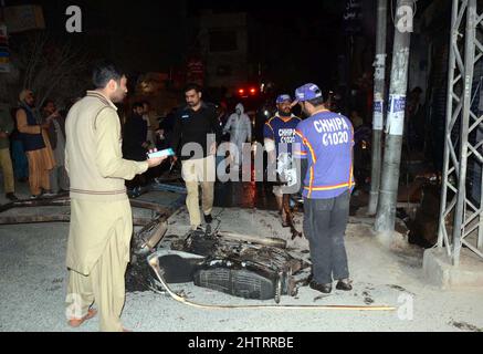 Vue du lieu pendant que les responsables de la sécurité sont à l'extérieur du site pour les opérations d'inspection et de sauvetage est en cours après un coup de théâtre situé sur la route Fatima Jinnah à Quetta, le mercredi 02 mars 2022. Au moins 25 personnes ont été blessées et deux personnes ont été tuées après une explosion sur la route Fatima Jinnah de Quetta. L'explosion a eu lieu près d'un mobile de police et, peu après l'explosion, des magasins à proximité ont pris feu. L'Inspecteur général adjoint (DIG) Quetta a confirmé qu'une personne avait été tuée dans l'explosion alors que plus de 10 personnes avaient été blessées. Banque D'Images