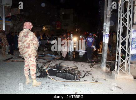 Vue du lieu pendant que les responsables de la sécurité sont à l'extérieur du site pour les opérations d'inspection et de sauvetage est en cours après un coup de théâtre situé sur la route Fatima Jinnah à Quetta, le mercredi 02 mars 2022. Au moins 25 personnes ont été blessées et deux personnes ont été tuées après une explosion sur la route Fatima Jinnah de Quetta. L'explosion a eu lieu près d'un mobile de police et, peu après l'explosion, des magasins à proximité ont pris feu. L'Inspecteur général adjoint (DIG) Quetta a confirmé qu'une personne avait été tuée dans l'explosion alors que plus de 10 personnes avaient été blessées. Banque D'Images