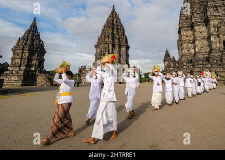 Sleman, Yogyakarta, Indonésie. 2nd mars 2022. Les hindous indonésiens portent des masques de protection contre le coronavirus tout en exécutant la cérémonie rituelle ''Tawur Agung Kesanga, '' ou la Grande cérémonie de purification, pour accueillir la journée de Nyepi au temple de Prambanan, Yogyakarta, Indonésie, mercredi. Cette cérémonie a pour but d'accueillir le nouvel an 1944 de Saka comme jour annuel de silence pour les hindous balinais. (Image crédit: © Slamet Riyadi/ZUMA Press Wire) Banque D'Images