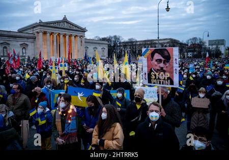 Munich, Allemagne. 02nd mars 2022. Des manifestants protestent contre la guerre en Ukraine sur Königsplatz sous le slogan "paix en Europe, solidarité avec l'Ukraine". Credit: Sven Hoppe/dpa/Alay Live News Banque D'Images