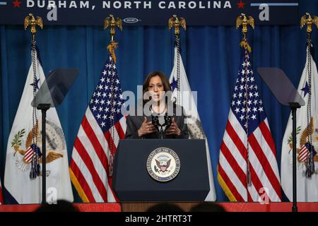 Durham, Caroline du Nord, États-Unis. 2nd mars 2022. Le vice-président KAMALA HARRIS s'est exprimé au Durham Technical Community College de Durham, en Caroline du Nord, pour discuter de l'investissement de l'administration Biden dans les emplois syndicaux, en se joignant à MARTY WALSH, secrétaire du travail des États-Unis. Un groupe de travail de la Maison-Blanche a publié une série de recommandations la semaine dernière qui pourraient faciliter la syndicalisation des travailleurs et des entrepreneurs fédéraux.Â l'année dernière, Biden a exploité Harris et Walsh pour diriger un groupe de travail sur le travail. (Image de crédit : © Bob Karp/ZUMA Press Wire) Banque D'Images