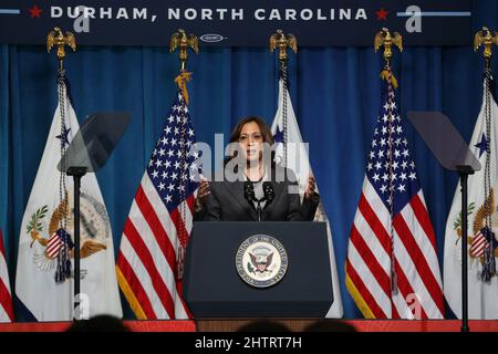 Durham, Caroline du Nord, États-Unis. 2nd mars 2022. Le vice-président KAMALA HARRIS s'est exprimé au Durham Technical Community College de Durham, en Caroline du Nord, pour discuter de l'investissement de l'administration Biden dans les emplois syndicaux, en se joignant à MARTY WALSH, secrétaire du travail des États-Unis. Un groupe de travail de la Maison-Blanche a publié une série de recommandations la semaine dernière qui pourraient faciliter la syndicalisation des travailleurs et des entrepreneurs fédéraux.Â l'année dernière, Biden a exploité Harris et Walsh pour diriger un groupe de travail sur le travail. (Image de crédit : © Bob Karp/ZUMA Press Wire) Banque D'Images