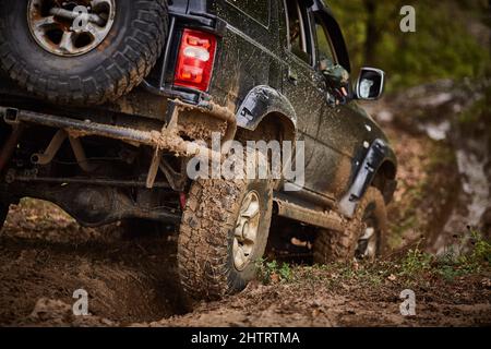 Région de Moscou, Russie - 09.28.2018 roues sur sale hors route. Aventures et Voyage sur l'offfroad. Banque D'Images