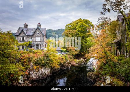 Betws-y-Coed est un petit village situé au cœur du parc national de Snowdonia, au pays de Galles, qui est une base populaire pour les randonneurs. Banque D'Images