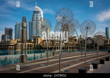 Dubaï, Émirats Arabes Unis - 02 décembre 2021 : vue magnifique sur les pissenlits métalliques et le lac Burj Khalifa au parc Burj, Dubaï Banque D'Images