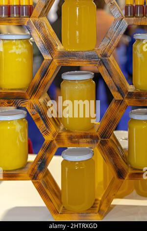 Miel d'abeille biologique naturel cru dans des jarres en verre Banque D'Images