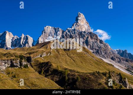 CIMA dei Bureloni, Cima di Vezzana et Cimon della Pale (à partir de la gauche), principaux sommets du groupe Pala, vus de dessus le col Rolle en automne. Banque D'Images