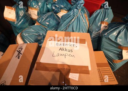 Ilsenburg, Allemagne. 02nd mars 2022. Des boîtes de secours s'accumulent dans le Harzland Hall d'Ilsenburg. Une grande vague de volonté d'aide est venue à la ville d'Isenburg après qu'elle ait appelé à une campagne de dons pour sa ville jumelle ukrainienne Kremenez. Jeudi, trois véhicules avec les produits de secours donnés doivent maintenant être livrés en Pologne où les produits donnés seront emmenés dans les régions frontalières de l'Ukraine. Credit: Matthias Bein/dpa-Zentralbild/ZB/dpa/Alay Live News Banque D'Images