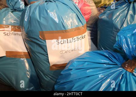 Ilsenburg, Allemagne. 02nd mars 2022. Des sacs de provisions de secours s'accumulent dans le Harzland Hall d'Ilsenburg. Une grande vague de volonté d'aide est venue à la ville d'Isenburg après qu'elle ait appelé à une campagne de dons pour sa ville jumelle ukrainienne Kremenez. Jeudi, trois véhicules avec les produits de secours donnés doivent maintenant être livrés en Pologne où les produits donnés seront emmenés dans les régions frontalières de l'Ukraine. Credit: Matthias Bein/dpa-Zentralbild/ZB/dpa/Alay Live News Banque D'Images