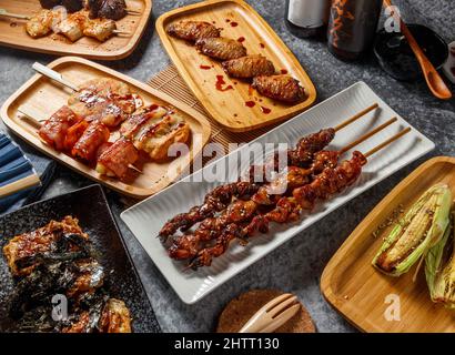 Gésier de poulet, peau de poulet, fart de poulet, ailes de poulet mi-section, champignon Shiitake, Abricot abalone, petits pains aux haricots parfumés, petit maïs, en bois di Banque D'Images