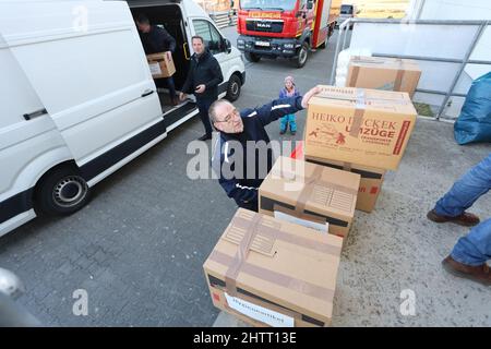 Ilsenburg, Allemagne. 02nd mars 2022. Les aides trient des boîtes de fournitures de secours dans le Harzland Hall d'Ilsenburg. Une grande vague de volonté d'aide est venue à la ville d'Isenburg après qu'elle ait appelé à une campagne de dons pour sa ville jumelle ukrainienne Kremenez. Jeudi, trois véhicules avec les produits de secours donnés doivent maintenant être livrés en Pologne où les produits donnés seront emmenés dans les régions frontalières de l'Ukraine. Credit: Matthias Bein/dpa-Zentralbild/ZB/dpa/Alay Live News Banque D'Images