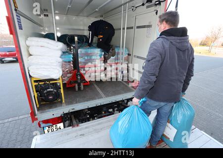 Ilsenburg, Allemagne. 02nd mars 2022. Les hélices chargent un chariot avec des fournitures de décharge. Une grande vague de volonté d'aider est venue à la ville d'Isenburg après qu'elle ait appelé à une campagne de dons pour sa ville jumelle ukrainienne Kremenez. Jeudi, trois véhicules avec les produits de secours donnés doivent maintenant être livrés en Pologne où les produits donnés seront emmenés dans les régions frontalières de l'Ukraine. Credit: Matthias Bein/dpa-Zentralbild/ZB/dpa/Alay Live News Banque D'Images