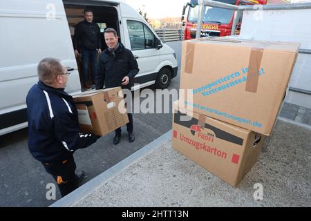 Ilsenburg, Allemagne. 02nd mars 2022. Les aides trient des boîtes de fournitures de secours dans le Harzland Hall d'Ilsenburg. Une grande vague de volonté d'aide est venue à la ville d'Isenburg après qu'elle ait appelé à une campagne de dons pour sa ville jumelle ukrainienne Kremenez. Jeudi, trois véhicules avec les produits de secours donnés doivent maintenant être livrés en Pologne où les produits donnés seront emmenés dans les régions frontalières de l'Ukraine. Credit: Matthias Bein/dpa-Zentralbild/ZB/dpa/Alay Live News Banque D'Images