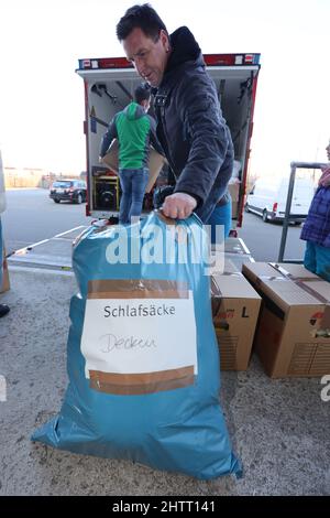 Ilsenburg, Allemagne. 02nd mars 2022. Les hélices chargent un chariot avec des fournitures de décharge. Une grande vague de volonté d'aider est venue à la ville d'Isenburg après qu'elle ait appelé à une campagne de dons pour sa ville jumelle ukrainienne Kremenez. Jeudi, trois véhicules avec les produits de secours donnés doivent maintenant être livrés en Pologne où les produits donnés seront emmenés dans les régions frontalières de l'Ukraine. Credit: Matthias Bein/dpa-Zentralbild/ZB/dpa/Alay Live News Banque D'Images